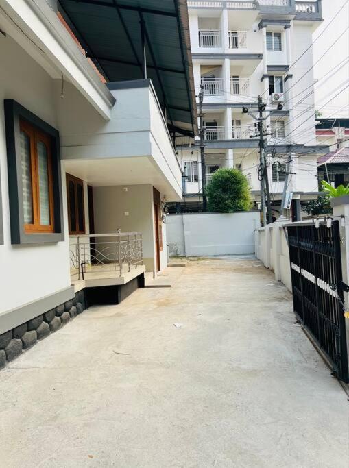 Home In Guruvayur-3 Bedroom Екстер'єр фото